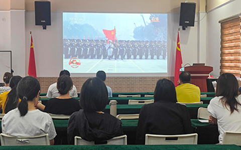 丽芳园林组织观看抗战胜利80周年阅兵盛况 